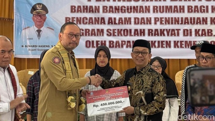 Sekjen Kementerian Sosial RI Robben Rico menyerahkan bantuan kepada Bupati Soppeng Suwardi Haseng. Agung Pramono/detikSulsel