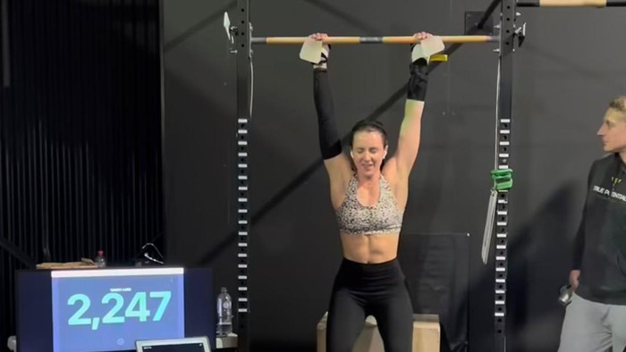 Seorang wanita Australia berusia 34 tahun, Olivia Vinson, memecahkan rekor Guinness World Records dengan melakukan 7.079 pull-up dalam 24 jam