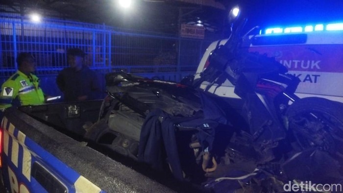 Sepeda motor Beat yang kecelakaan dengan bus Mira di Trunuh, Klaten dievakuasi polisi, Sabtu (7/6/2025) dini hari.