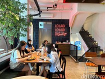 Video: Sinilagi! Kafe Ngemil Bolo Bun Langganan Ibu-ibu Hits di Jakbar
