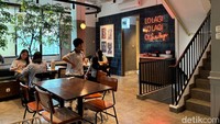 Tak hanya indoor, ada juga area outdoor yang bertempat di sisi teras kafenya. Kafe ini ramai sejak pagi karena menjadi tempat sarapan favorit. Foto: detikcom/Riska Fitria