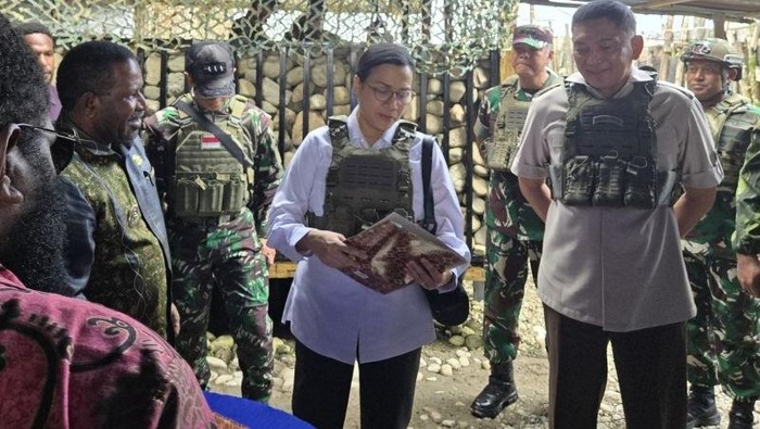 Sjafrie Sjamsoeddin dan Sri Mulyani Indrawati memakai rompi anti peluru saat kunjungan kerja ke Nduga, Papua Pegunungan (dok Antara)