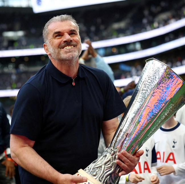 Tottenham Hotspur: 12 Manajer, 1 Trofi