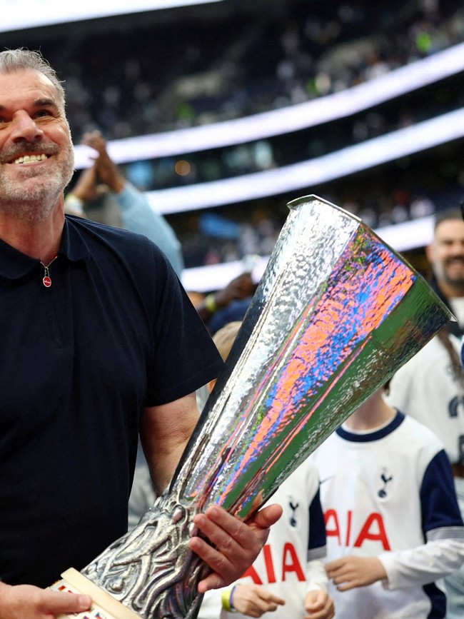 Tottenham Hotspur: 12 Manajer, 1 Trofi