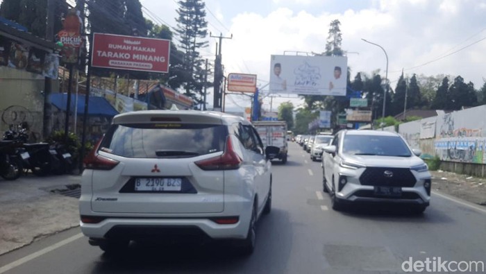 Suasana Arus Lalu Lintas di Kawasan Lembang