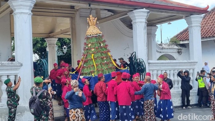 Suasana pembagian gunungan Garebeg Besar di Masjid Gedhe Kauman, Jogja, Sabtu (7/6/2025).