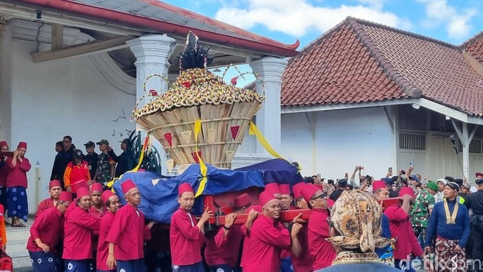 Suasana pembagian gunungan Garebeg Besar di Masjid Gedhe Kauman, Jogja, Sabtu (7/6/2025).