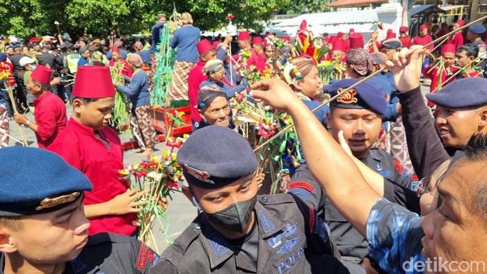 Suasana pembagian gunungan Garebeg Besar di Masjid Gedhe Kauman, Jogja, Sabtu (7/6/2025).