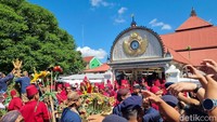 Berbeda dengan tahun sebelumnya, gunungan ubarampe Garebeg Besar tahun ini tidak dirayah, tapi dibagikan kepada masyarakat. Tampak masyarakat memadati halaman Masjid Gede Kauman untuk mengalap berkah.