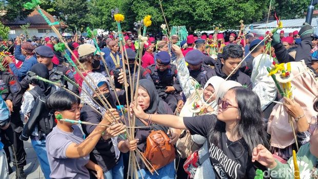 Suasana pembagian gunungan Garebeg Besar di Masjid Gedhe Kauman, Jogja, Sabtu (7/6/2025).