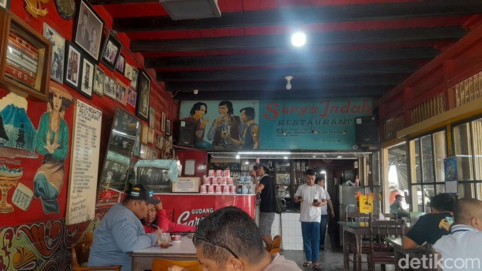 Suasana Warkop 'Koboi' Surya Indah Top di Kecamatan Tiga Binanga, Karo. (Nizar Aldi/detikSumut)