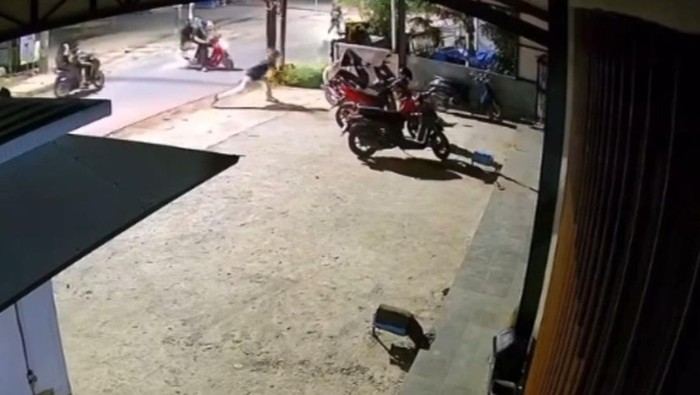 Tanggapan layar rekaman CCTV anggota geng motor menyerang warga di Bangkala Makassar.