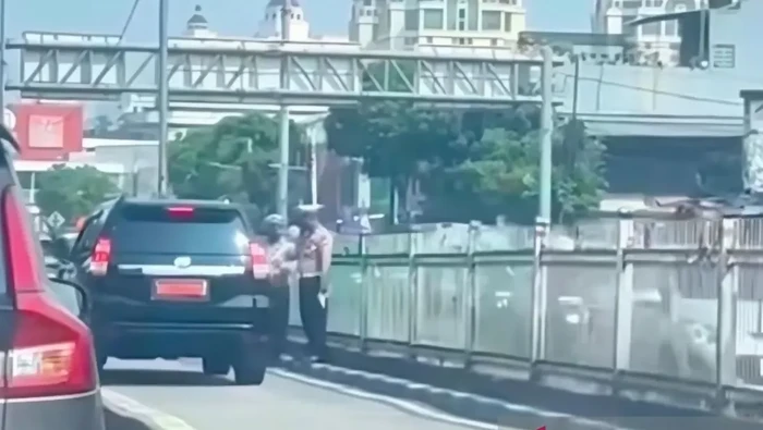 Tangkapan layar yang memperlihatkan mobil dinas menerobos jalur Transjakarta (Antara/Instagram @fakta.jakarta)