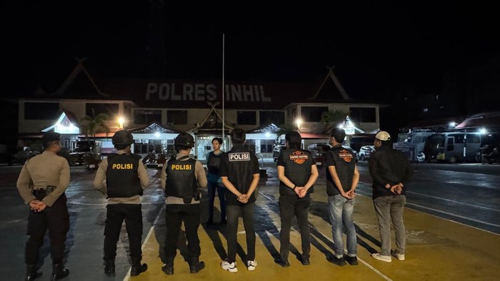 Tim Raga Polres Inhil berpatroli malam menjaga keamanan.