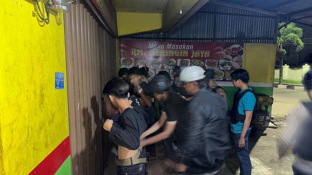 Tim Raga Polres Inhil berpatroli malam menjaga keamanan.