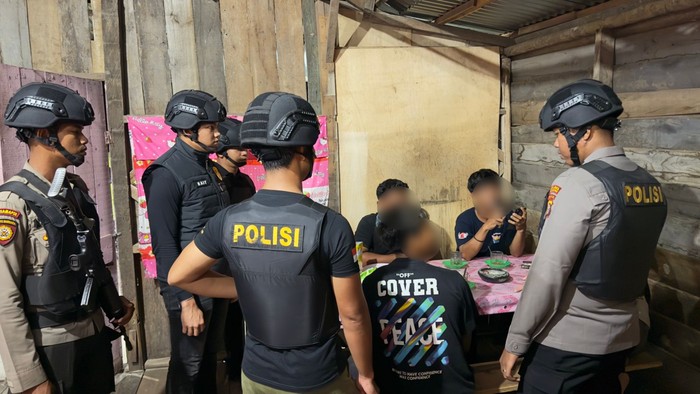 Tim Raga Polres Pelalawan membubarkan remaja nongkrong hingga larut malam.