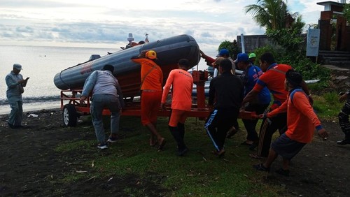 Tim SAR gabungan saat melakukan pencarian terhadap pemancing yang hilang di perairan Lean, Desa Bunutan, Karangasem, Bali, Sabtu (7/6/2025). (Dok. Basarnas Karangasem)