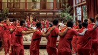 Kemudian mereka saling berbaris dan berjalan berpegangan pundak layaknya permainan tradisional Ular Naga mengitari ruangan jamu makan siang. Prabowo yang duduk di meja makan tampak menikmati momen keseruan itu dan ikut berjoget. Begitu juga Menteri BUMN sekaligus Ketum PSSI Erick Thohir dan Mensesneg Prasetyo Hadi ikut berjoget. (Foto: Dok. Instagram @prabowo)