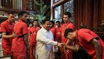 Serunya Timnas di Rumah Prabowo, Main Ular Naga Sambil Nyanyi Bareng