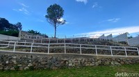 Bentuk TPU ini seperti terasering, karena berdiri di atas bukit.