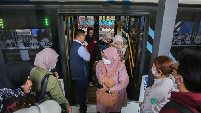TransJakarta Resmikan 4 Rute Baru, dari PIK hingga Bogor Penumpang bus TransJakarta turun dan naik bus jurusan Lebak Bulus - Sawangan usai peluncuran di Halte TransJakarta Lebak Bulus, Jakarta, Rabu (4/6/2025). Pemprov DKI Jakarta bekerja sama dengan Pemeritah Kota Depok membuka rute baru TransJakarta tujuan Lebak Bulus - Sawangan untuk memperluas jaringan transportasi umum di kawasan Jakarta dan sekitarnya. ANTARA FOTO/Muhammad Iqbal/rwa.