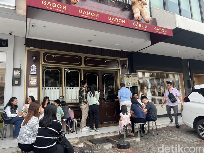 Viral di Gading Serpong! Ayam Afrika Gurih Disajikan dengan Pisang Bakar Viral di Gading Serpong! Ayam Afrika Gurih Disajikan dengan Pisang Bakar