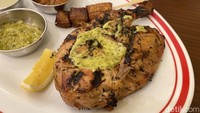 Jelas menu Gabon African Chicken tidak boleh dilewatkan. Bisa pesan ukuran half (setengah) supaya lebih puas. Harganya Rp 89.000. Terdiri dari ayam Afrika bagian dada dan paha, disajikan dengan tiga saus, dan pisang bakar. Foto: Detikcom / Atiqa Rana