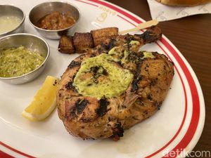 Viral di Gading Serpong! Ayam Afrika Gurih Disajikan dengan Pisang Bakar