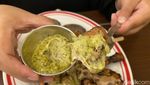 Viral di Gading Serpong! Ayam Afrika Gurih Disajikan dengan Pisang Bakar