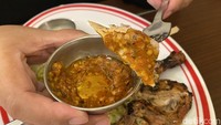 Dicocol ke sambal merahnya juga tak kalah nikmat. Sambalnya mirip seperti sambal bawang yang teksturnya agak berminyak tetapi pedasnya tidak begitu menyengat. Foto: Detikcom / Atiqa Rana