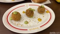 Selain ayam, restoran ini juga punya menu Arancini Balls (Rp 35.000). Luarnya renyah tetapi dalamnya terdiri dari risotto yang creamy lembut dengan mozarella lumer. Foto: Detikcom / Atiqa Rana