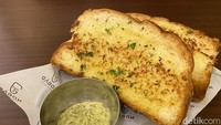 Sebagai pelengkap bisa pesan Gabon Special Breadnya. Roti panggang ini punya tekstur yang renyah di luar tetapi dalamnya lembut, empuk, berongga dengan cita rasa bawang putih dan mentega yang sedap. Foto: Detikcom / Atiqa Rana