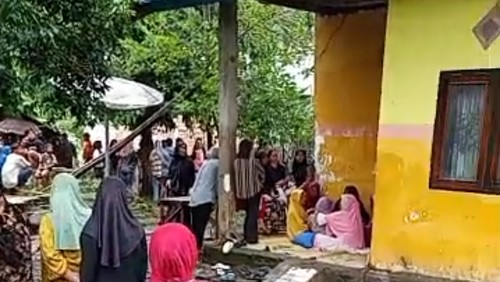 Warga berdatangan ke rumah wanita berinisial YU yang tewas bersimbah darah di Dusun Nangasia, Desa Marada, Kecamatan Huu, Dompu, NTB, Sabtu (7/6/2025). (Foto: Istimewa)