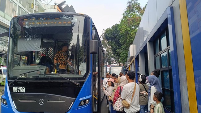 Rute Baru Transj ke Sekitar Jakarta Diserbu Penumpang Kala Long Weekend