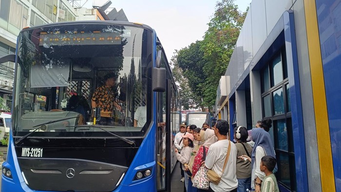 Warga hendak jajal TransJabodetabek rute Bogor-Blok M di Halte Cidangiang, Bogor, Sabtu (7/6/2025).