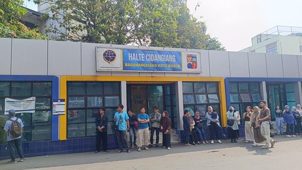 Warga hendak jajal TransJabodetabek rute Bogor-Blok M di Halte Cidangiang, Bogor, Sabtu (7/6/2025).