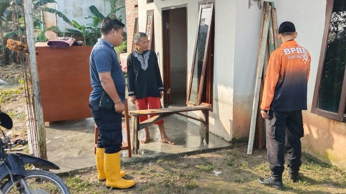 Warga kembali ke rumah usai banjir melanda di Musi Banyuasin.
