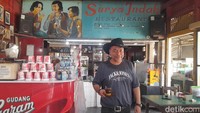 Bangunan Warkop Koboi menggunakan arsitektur dan dekorasi bangunan masih mempertahankan gaya zaman dulu dengan langit-langit tinggi dan terbuat dari papan. (Nizar Aldi/detikcom)