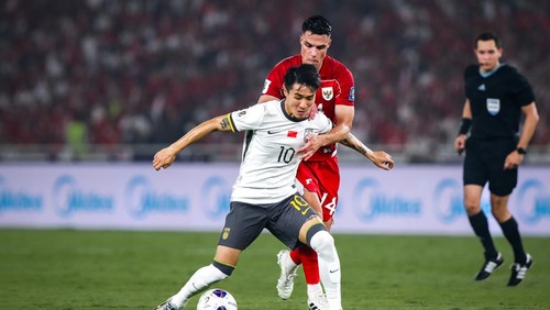 JAKARTA, INDONESIA - JUNE 05: Wei Shihao #10 of China controls the ball during the 2026 FIFA World Cup Qualifier Round Three Group C match between Indonesia and China at Gelora Bung Karno Stadium on June 5, 2025 in Jakarta, Indonesia. (Photo by VCG/VCG via Getty Images)