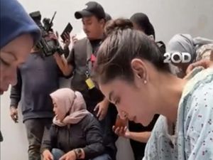 Wow! Dewi Persik Kurban 17 Ekor Sapi dan Ikut Potong Daging