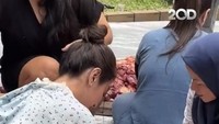 Penyanyi yang pernah melantunkan lagu ‘Pica Pica’ ini terlihat semangat memotong daging-daging sapi kurban tersebut. Foto: 20detik / Detikcom