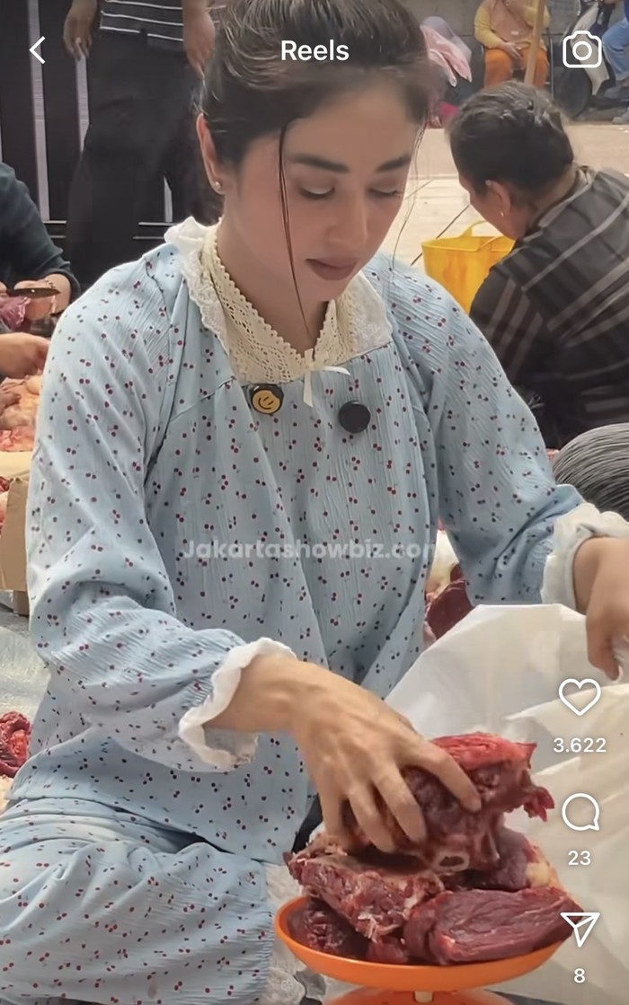 Wow! Dewi Persik Kurban 17 Ekor Sapi dan Ikut Potong Daging Wow! Dewi Persik Kurban 17 Ekor Sapi dan Ikut Potong Daging