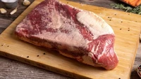 Brisket (sandung lamur) adalah bagian dada atau rusuk sapi dengan banyak lapisan lemak. Cocok untuk sup dan semur, tapi kurang ideal untuk rendang karena kadar lemaknya tinggi. Foto: Ilustrasi iStock