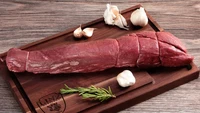 Tenderloin (has dalam) adalah potongan daging premium yang sangat lembut dan minim lemak. Ideal untuk steak, beef teriyaki, rawon, bakso, dan semur. Foto: Ilustrasi iStock