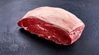 Rump (tanjung) berada di bagian punggung sapi. Teksturnya agak alot dan berlemak tipis, cocok diolah menjadi rendang, empal, abon, dan smoke beef. Foto: Ilustrasi iStock