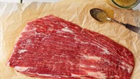 Flank (sampil) berasal dari otot perut sapi. Teksturnya liat dan cocok untuk tumisan, sup, daging giling, dan steak. Foto: Ilustrasi iStock