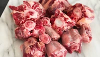 Kalau ini bagian ekor sapi. Potongan ini populer untuk sup buntut karena tekstur daging dan gelatin alaminya yang kaya rasa. Foto: Ilustrasi iStock