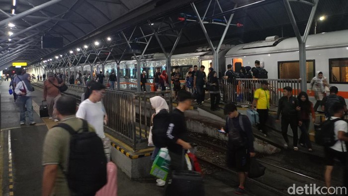 183 ribu orang bepergian naik KA dari Stasiun Daop 8 Surabaya