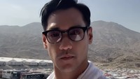 Pemilik nama lengkap Afgansyah Reza itu membuat kompilasi video perjalanan hajinya. Afgan memakai kain ihram dan melaksanakan proses puncak haji. Foto: dok. Instagram Afgan