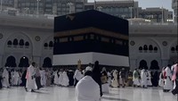 Alhamdulillah... completed my first Hajj. Its been a beautiful wholesome spiritual journey, terlebih karena gue berangkat sendiri, begitu ada niat langsung berangkat, modal nekat aja. Tapi semua prosesnya benar-benar dimudahkan sama Allah, tulis Afgan dalam unggahan di akun Instagram pribadinya pada Minggu (8/6/2025). Foto: dok. Instagram Afgan